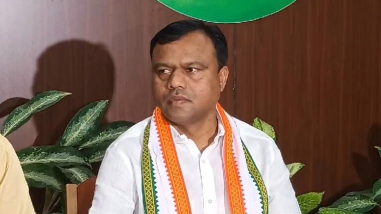 प्रत्याशी आकाश शर्मा को बाहरी बताने पर PCC दीपक बैज ने किया पलटवार