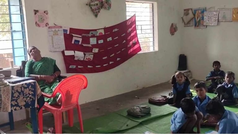 क्लास रूम में सो रही शिक्षिका, बच्चे खुद से कर रहे पढ़ाई