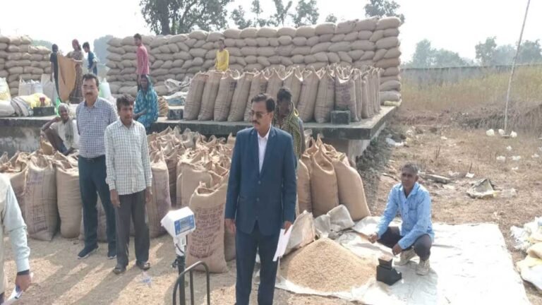 धान खरीदी केंद्र और आंगनबाड़ी का कमिश्नर कावरे ने किया औचक निरीक्षण