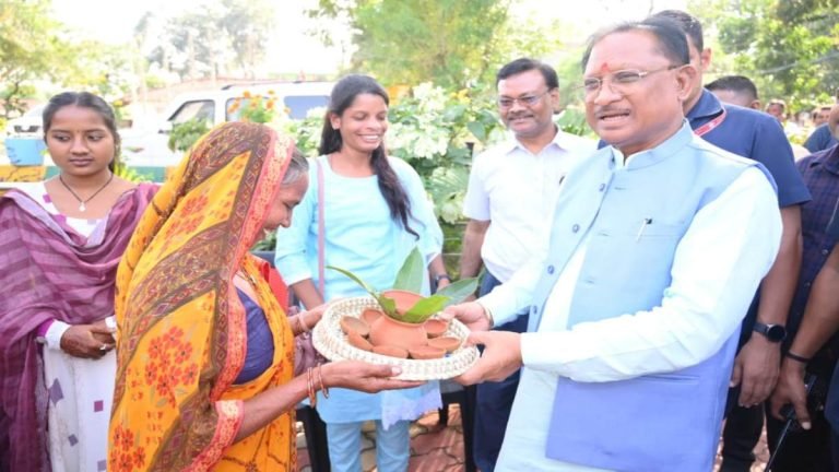 सीएम साय ने पीएम आवास योजना के हितग्राहियों को दिया दिवाली का तोहफा, तिलसो बाई से मुख्यमंत्री ने खरीदे मिट्टी के दीये और कलश
