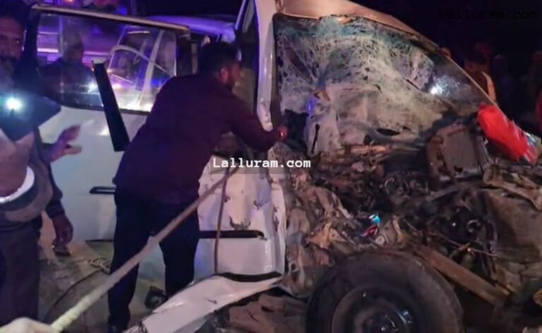 बड़ा हादसा: तेज रफ्तार ट्रक ने 13 लोगों से भरी कार को मारी टक्कर, 6 की मौत, 7 की हालात गंभीर
