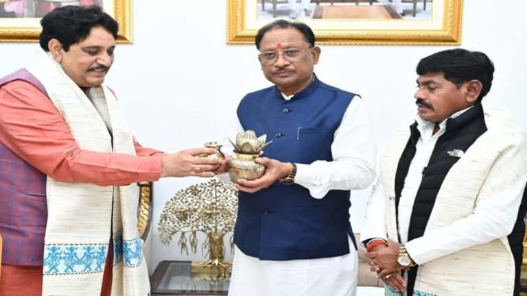 सीएम योगी ने मुख्यमंत्री साय को भेजा महाकुंभ का आमंत्रण