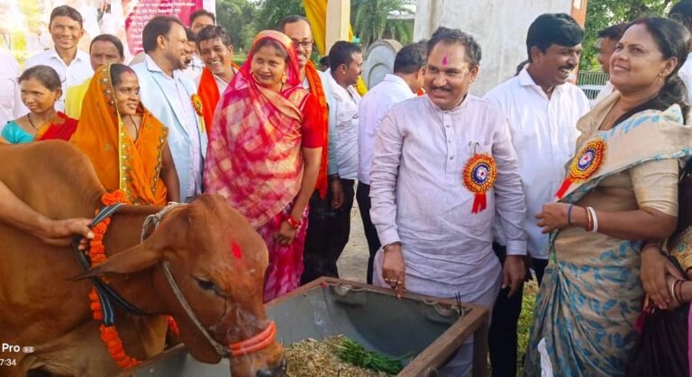 75 आदिवासी महिला किसानों को दी गई दुधारू गायें