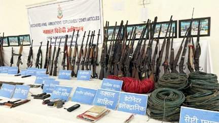 नक्सलियों के खिलाफ सुरक्षा बलों को मिली बड़ी सफलता, भारी मात्रा में हथियारों का जखीरा और विस्फोटक बरामद
