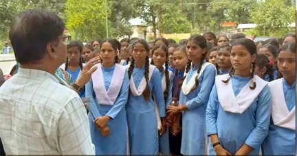 कन्या शाला को बॉयज स्कूल में मर्ज करने का विरोध : कलेक्ट्रेट पहुंची छात्राएं