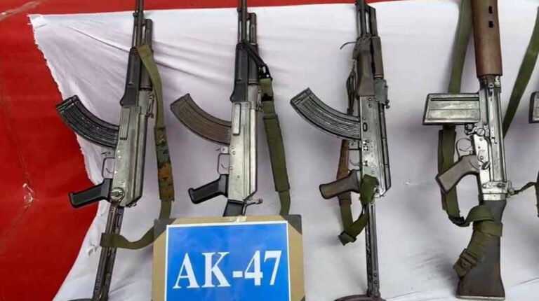 21 नक्सलियों ने AK-47 समेत अन्य हथियारों के साथ किया आत्मसमर्पण, रेड कारपेट बिछाकर किया गया स्वागत