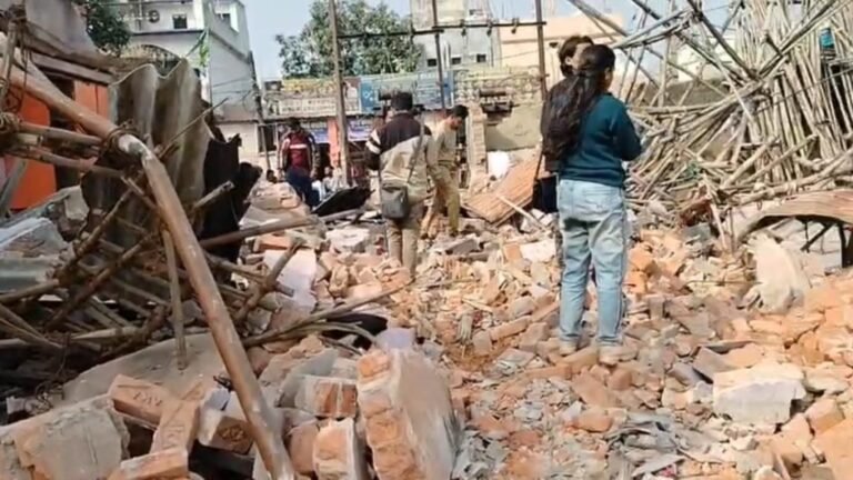 गोलीकांड पर एक्शन : आरोपी करण साव के अवैध कब्जे पर चला बुलडोजर, भारी पुलिस बल की मौजूदगी में निगम ने की कार्रवाई