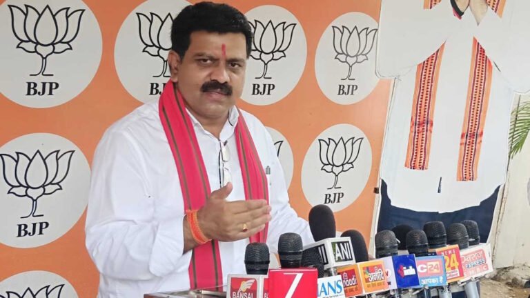 नाम बदलने पर सियासत : कांग्रेस के प्रदर्शन पर डिप्टी सीएम शर्मा का बयान, कहा- गांव वालों को 100 से 125 दिन मिलेगा रोजगार